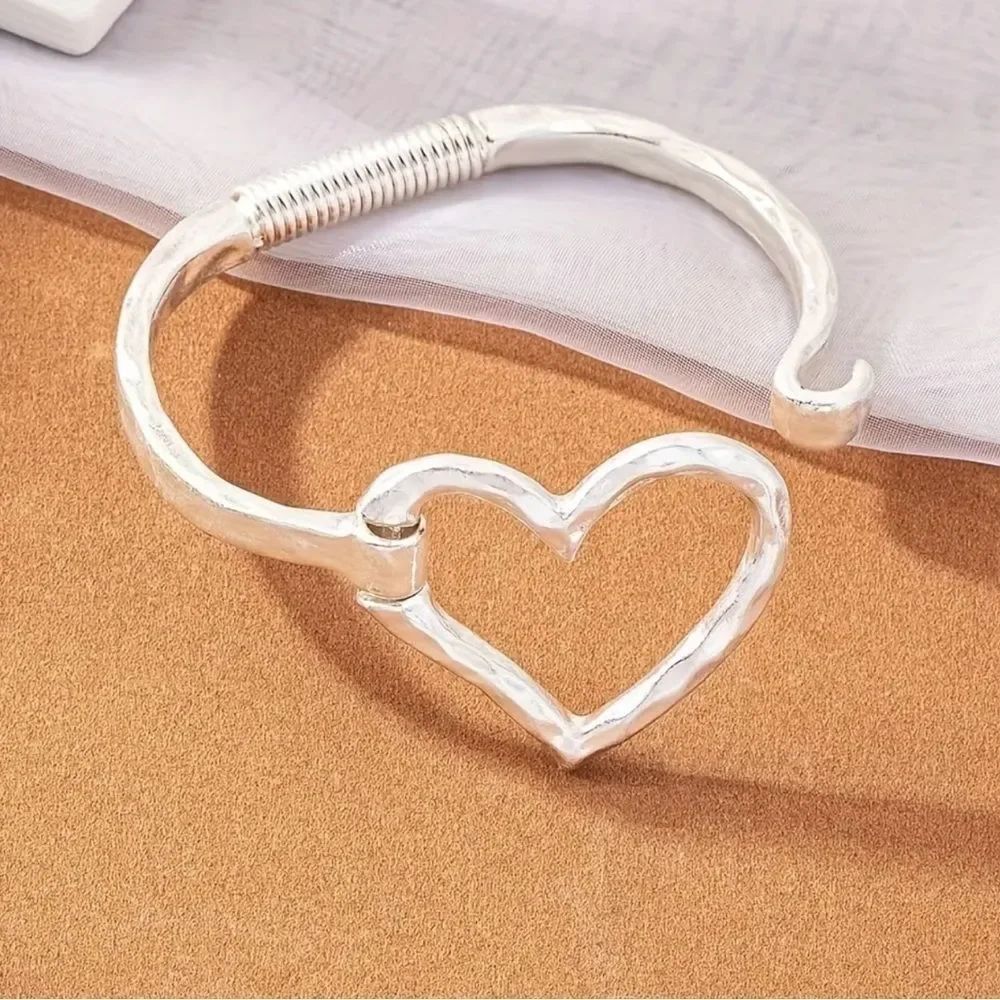 💟 Elegant Silver Heart Bracelet 💟